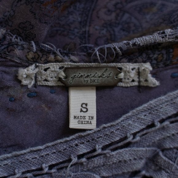 Gimmicks by BKE High Mesh Lace Boho Bell Blouse Top, Women's Sz S Gray/Purple - Picture 6 of 7